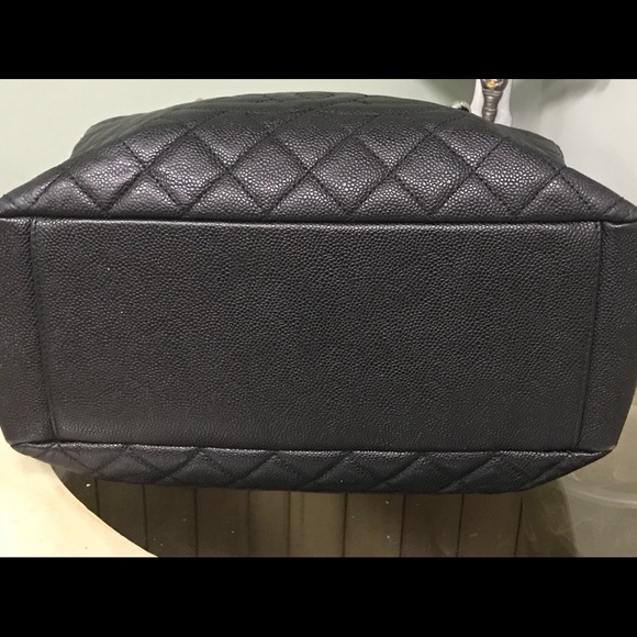 SOLD Authentic Chanel GST caviar handbag - Picture 6 of 8